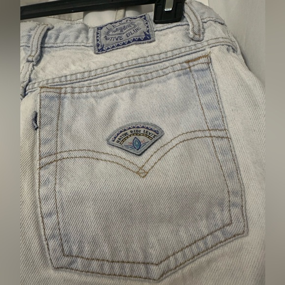 Vintage Levi’s Women’s Native Blue Light Wash Shorts - Picture 5 of 6